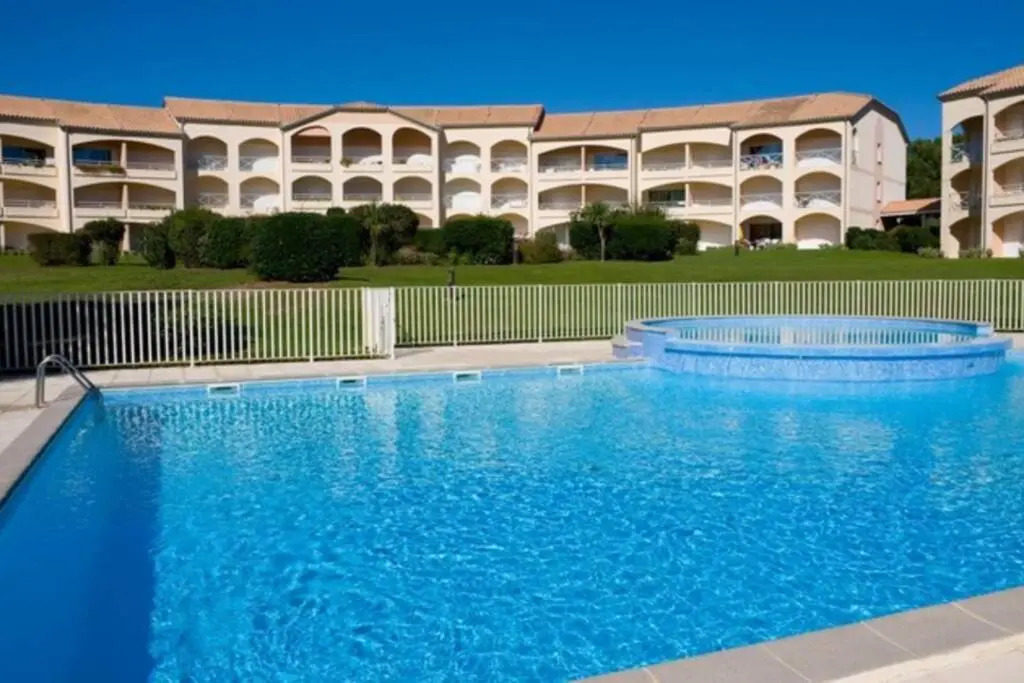 Appartement T2 cabine, capacité 4 personnes, à 600 m de la plage