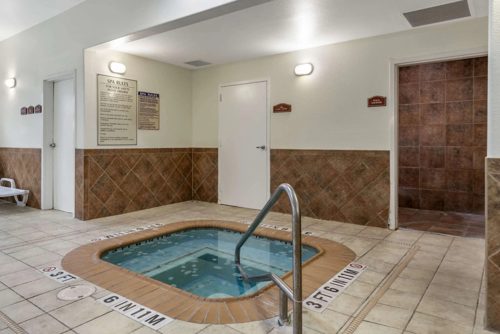 Comfort Suites Medical Center near Six Flags