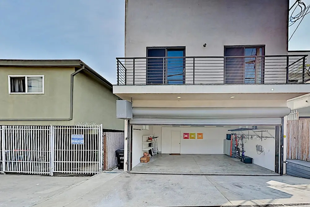 Modern Architectural - Just A Short Walk To Beach 3 Bedroom Home