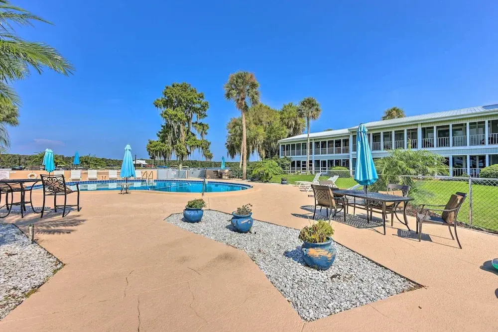 Pool Access & Lanai: Riverfront Welaka Condo!