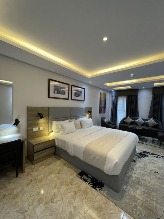Ringruby Hotel, Oladipo Bateye