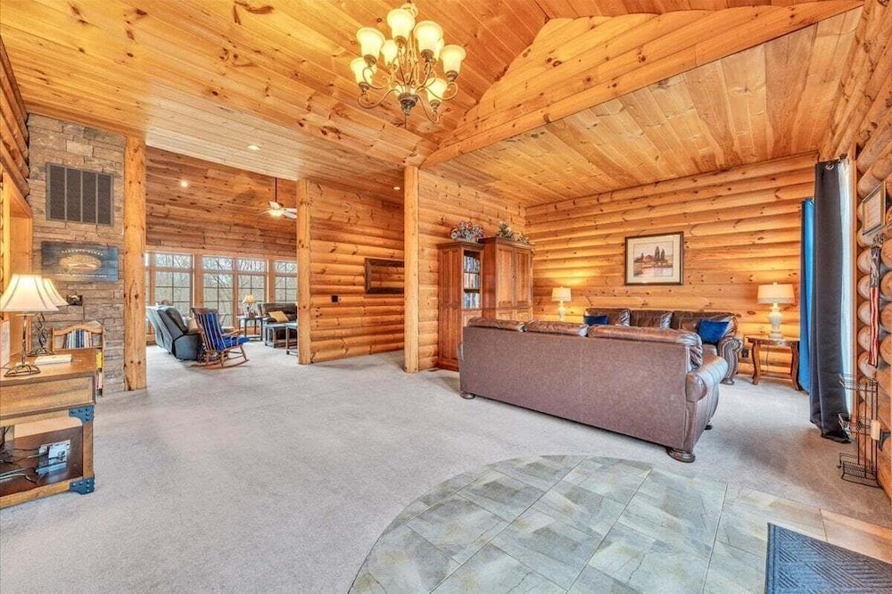 Liberty Pines - Lakefront Log Home, Swim Spa & Game Room