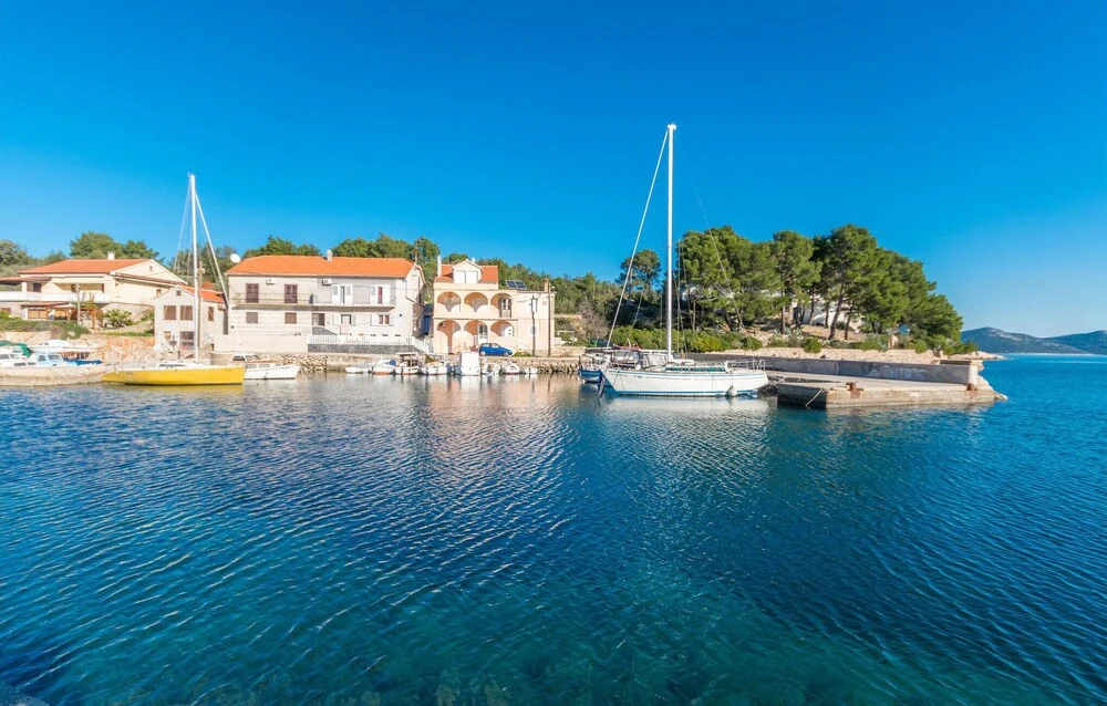 Beautiful Home in Veli Iz With 5 Bedrooms, Wifi and Outdoor Swimming Pool