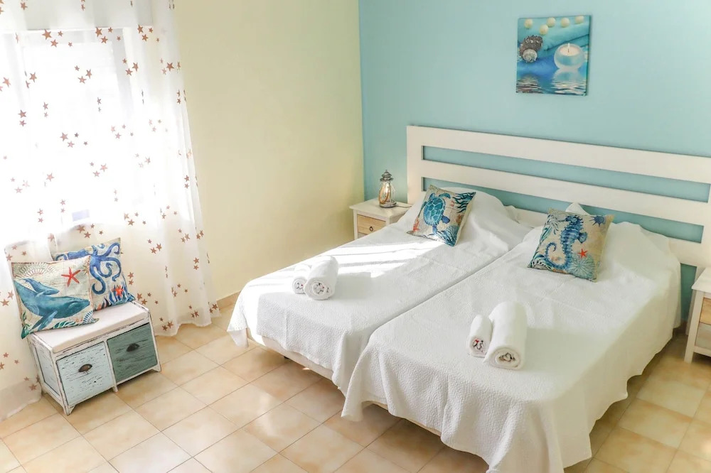 Apartment - Sleeps 2, Parking & Pool Access