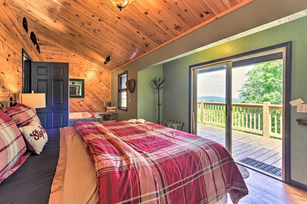 Sevierville Overlook Cabin: 9 Miles to Gatlinburg!