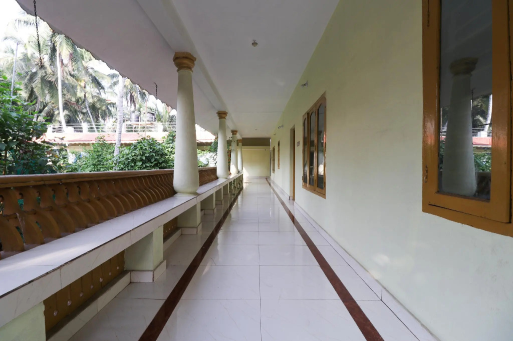 OYO 70044 Sandhra Apartments