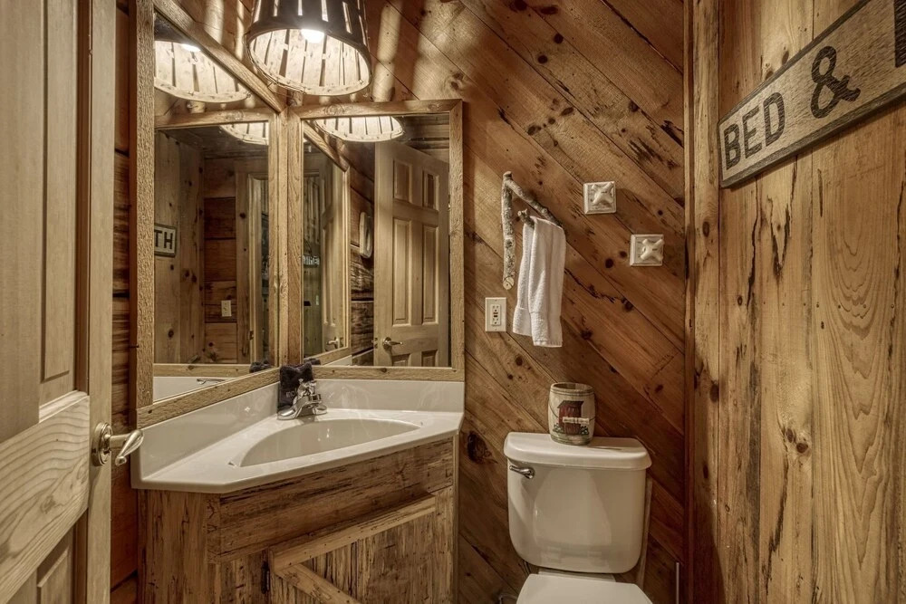 ER69 - Rachels Tree House - Great location, Close to all the action! cabin