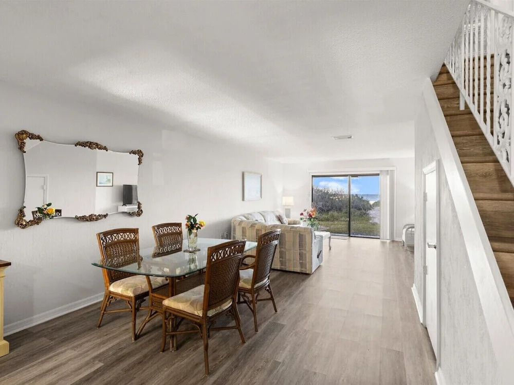 Yellow Sunshine Oceanfront Townhouse, Private Balcony Unit #2