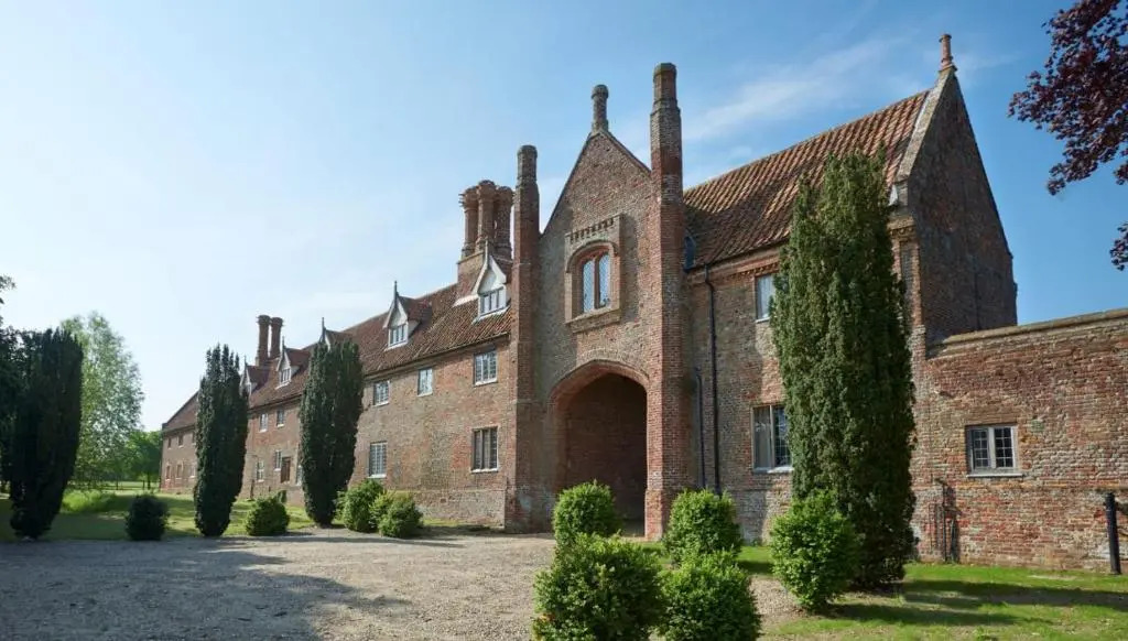 Lavish Tudor Estate Gardens - Sleeps 25