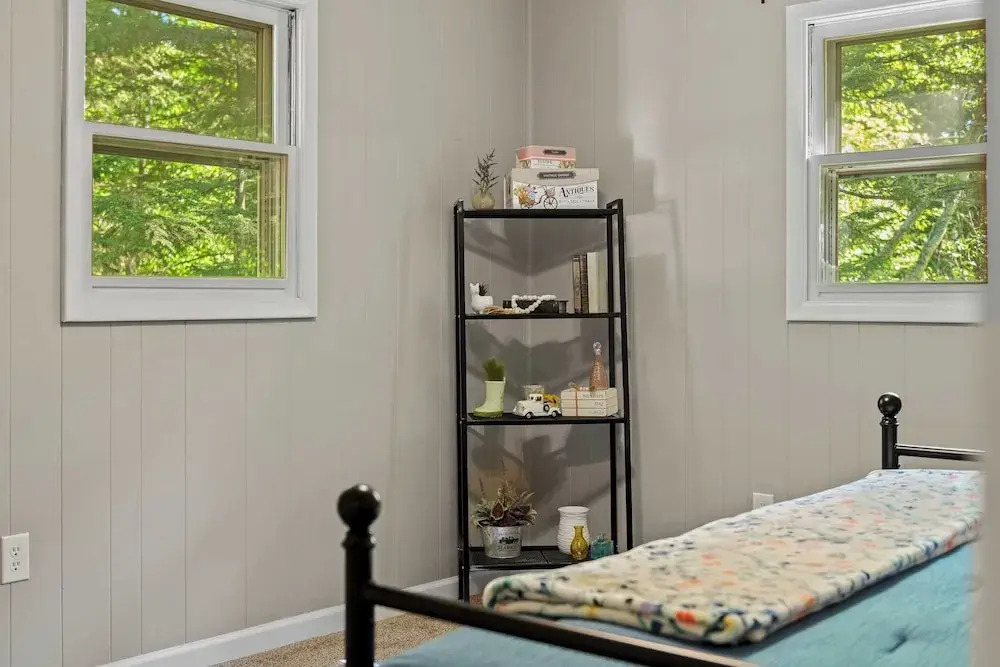 Walk to the Lake Firepit and Sunroom Tomhickon