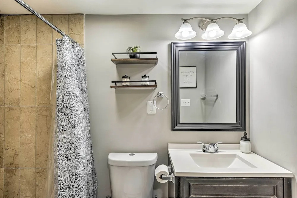 Chic Townhome w/ Deck: 6 Mi to Dtwn Baltimore