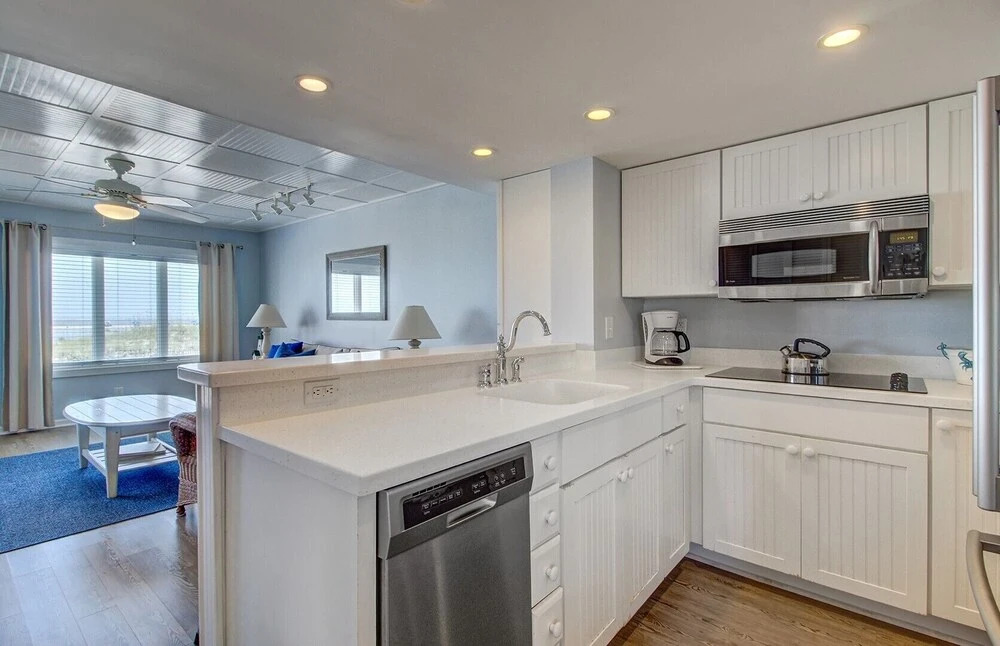103 B Port O Call by Avantstay Direct Beach Access Screened In Porch!