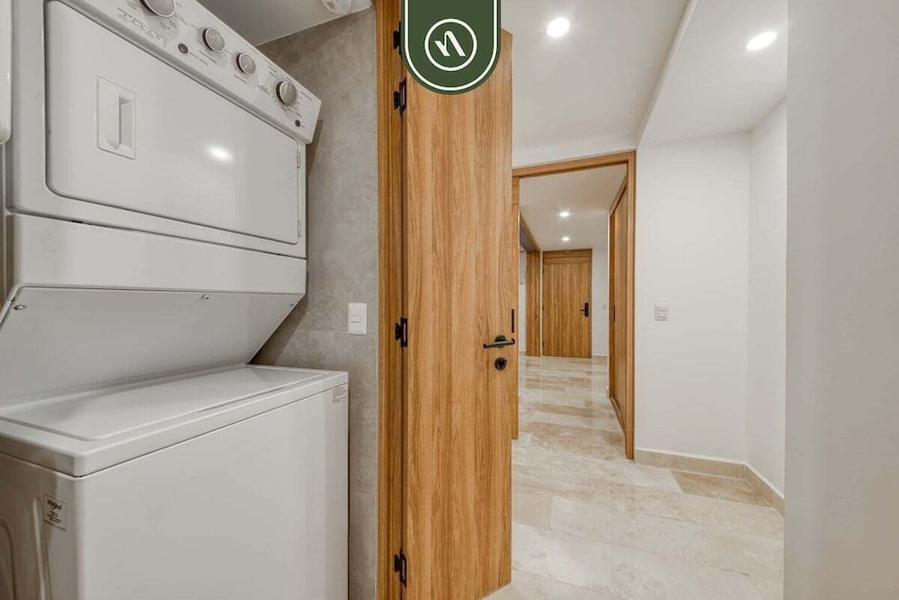 Oceanview 1 BR Condo With Pools and Beach Access