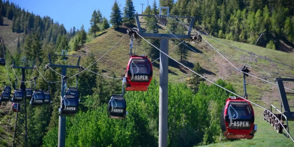 True Ski-In Ski-Out 2 BR Condo with Hot Tub