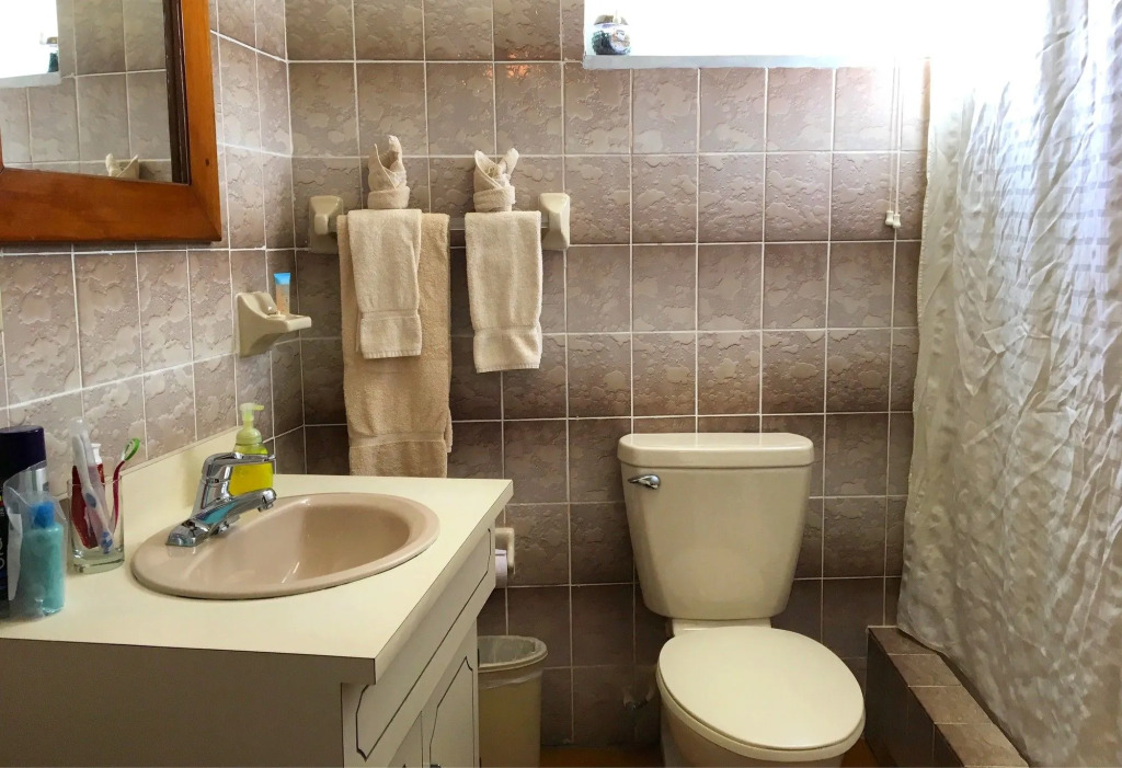 Blue Tang Inn - Beachfront Suites and Pool