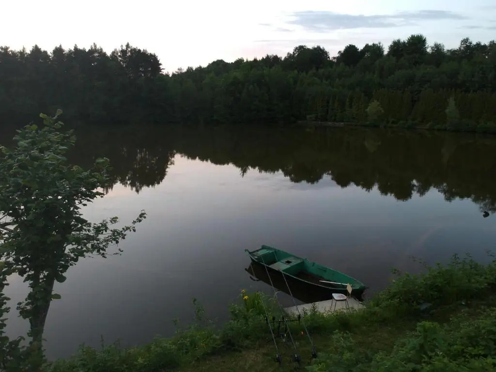 le bateau sur lac privé de 2 hectares poissonneux au milieu des bois
