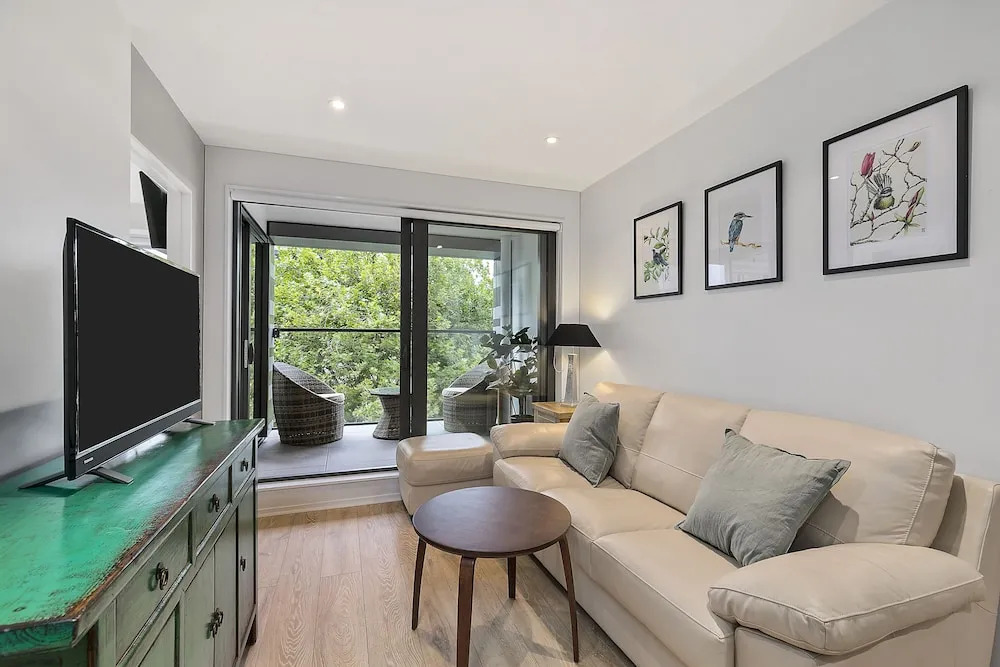 Chic 2BR Pool & Gym - Steps to Ponsonby