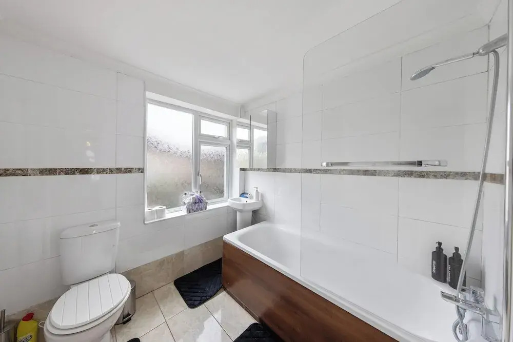 4 Bd House - Sleeps 8 With Garden & Parking