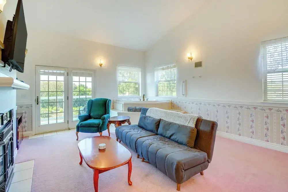 Ocean Shores Condo w/ Private Tub < 1 Mi to Beach!