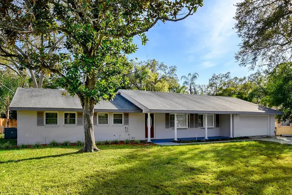 Pool & Game Room: Spacious Brandon Home