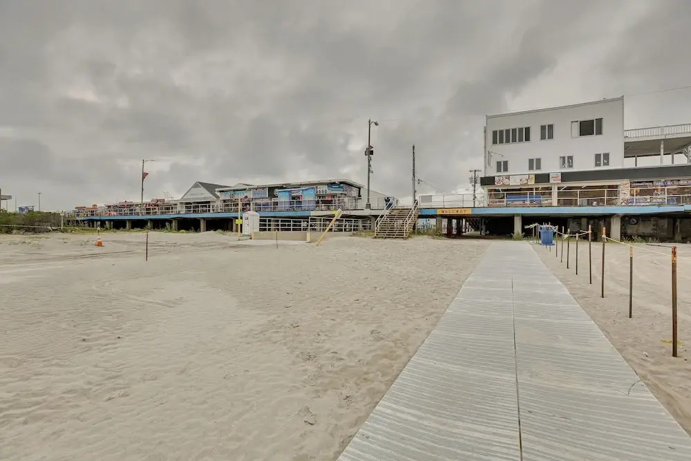 Wildwood Home w/ Deck - Walk to Beach + Boardwalk!
