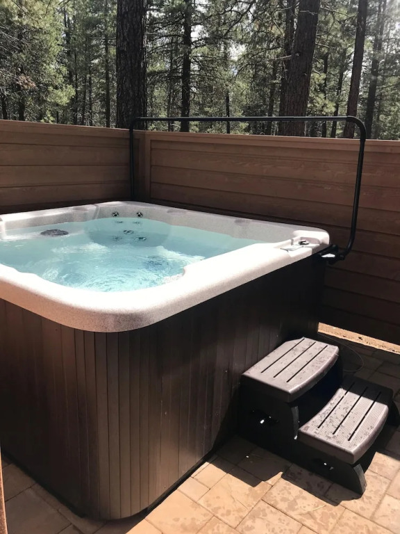 7 Cedar Private Cul-de-sac include Hot Tub with Forest View by RedAwning