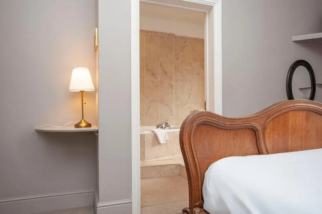 Quirky Cardiff Bay Hen House Sleeps 14-16