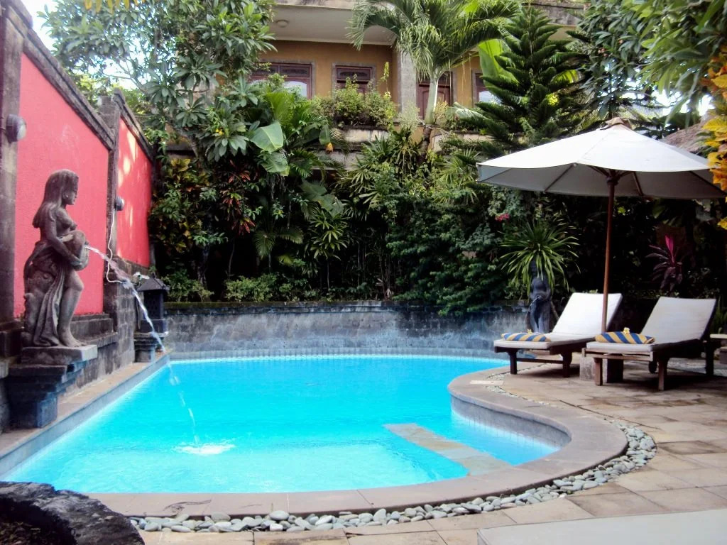 Ellies Hotel
