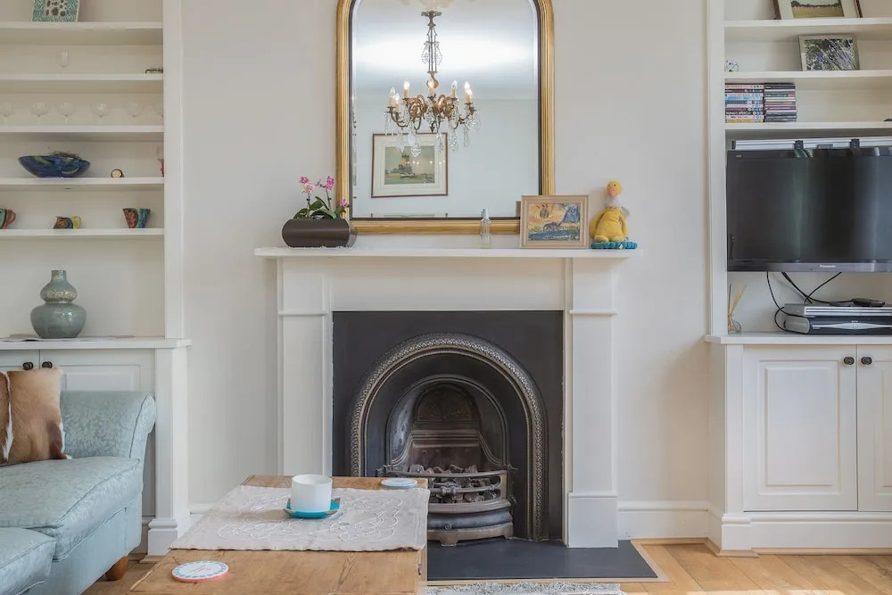 Vintage Regents Park Apartment
