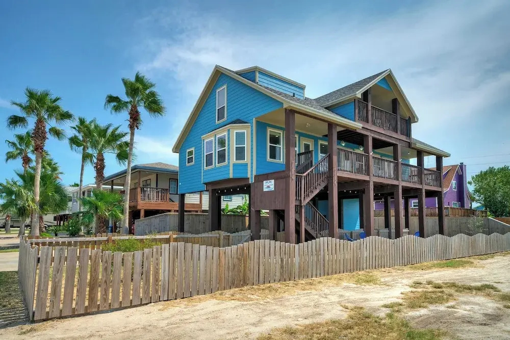 Sleeps 22 2 Homes w/ Private Pool, Game Room, Nature Views 7 BDR Avantstay
