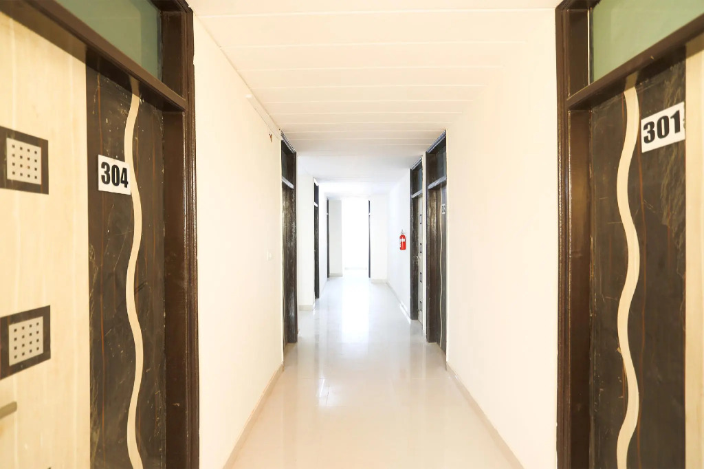OYO 61722 Rajmahal Residency Hotel