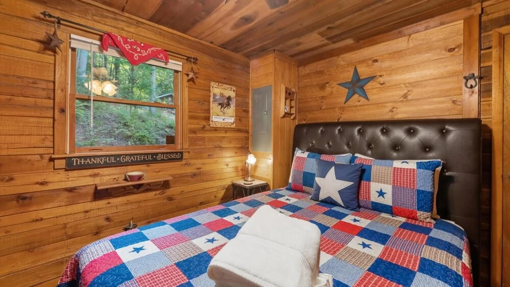 Hideaway Cabin on the Creek With Hot tub and More