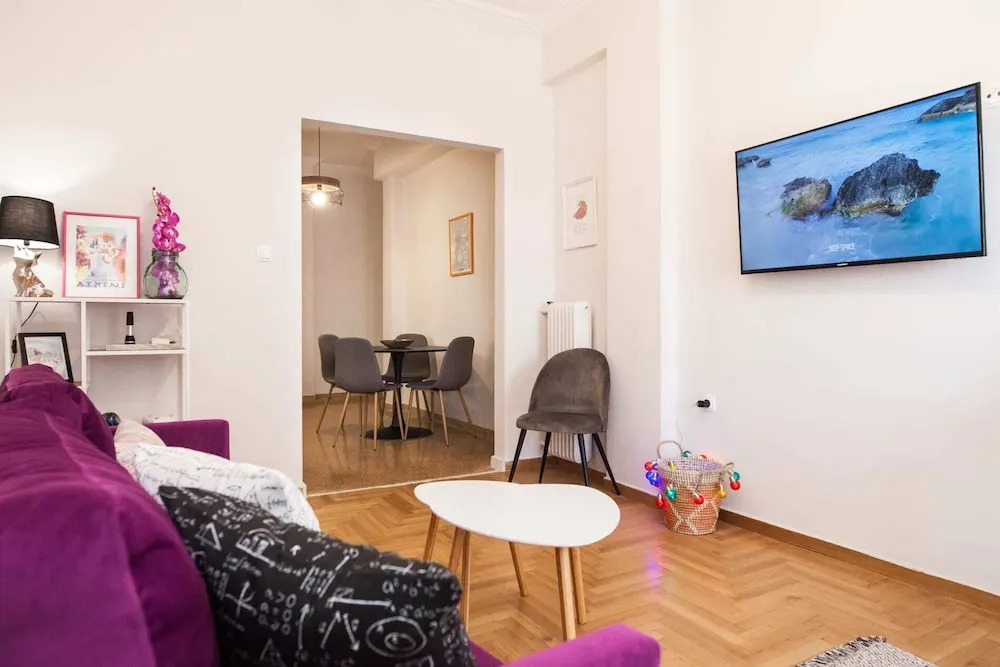 Modern New Apt next To Metaxourgeio