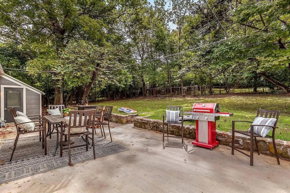 The Mission Rock House - Historic DT Fayetteville Home - HOT Tub!
