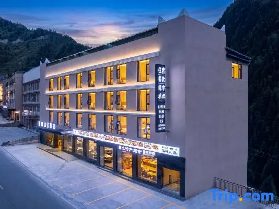 Mount Siguniang · Riverside Mountain Residence Hotel