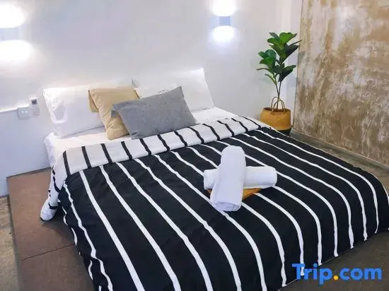 3 BDR shoplot style homestay Yong Peng three rooms.