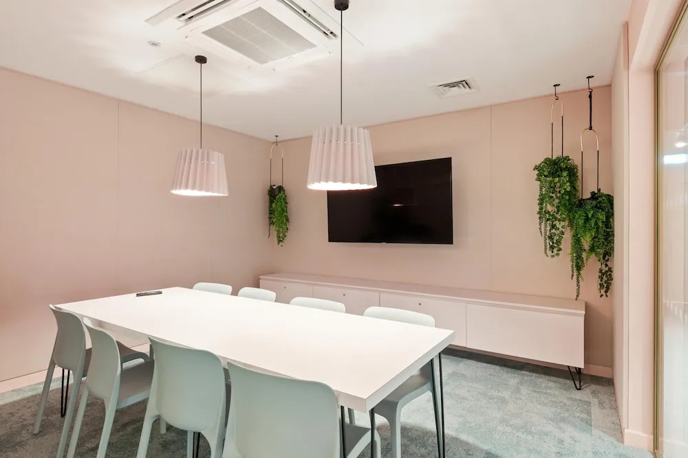 Amazing Location! 6BR Liverpool Apt - Sleeps 6