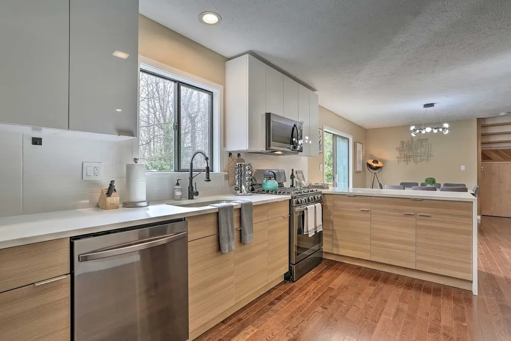 Luxury Home With Modern Finishes - Game Room & Hot Tub - Pocono Mountains 3 Bedroom Home by Redawning