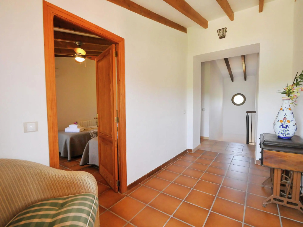 Large rustic country house for 12 people with garden and pool