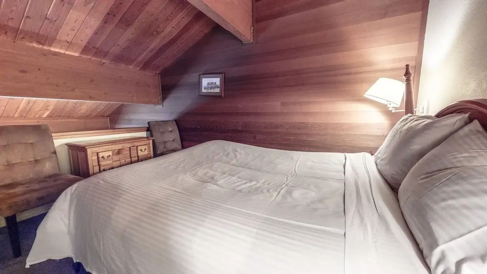 Bridges Townhome 9 Deluxe, Mountain View Townhome with Private Decks and Washer Dryer, Walk to Slopes by RedAwning