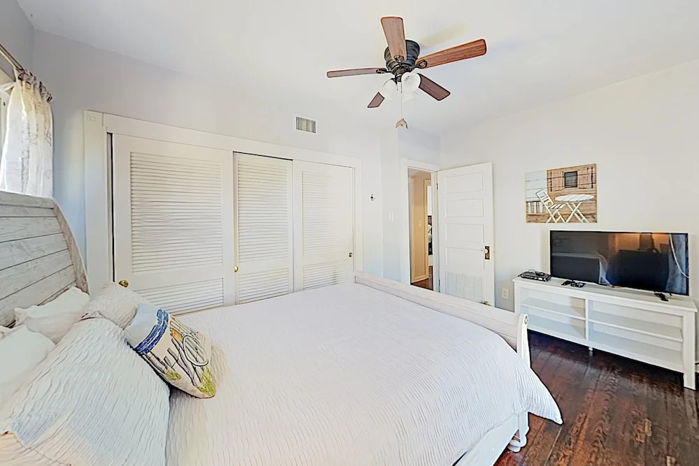Upscale Coastal - Pool, Patio, Walk To Dining 3 Bedroom Home