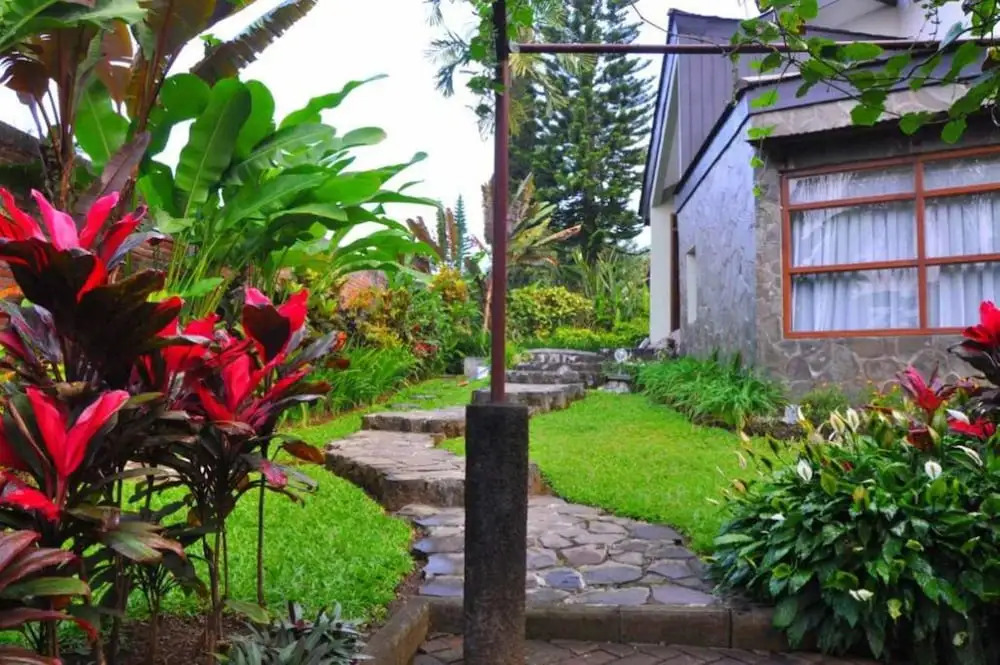 Villa 4-BR Klub Bunga No. 8 Batu Malang