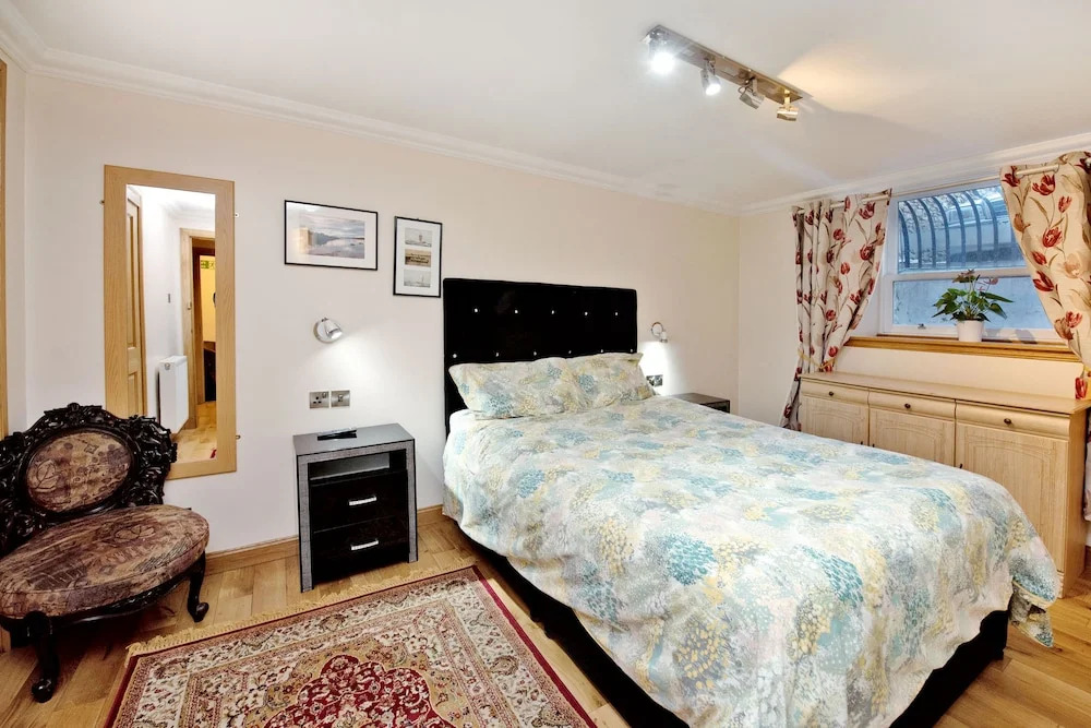 Luxurious Aberdeen Retreat Sleeps 21 & Parking