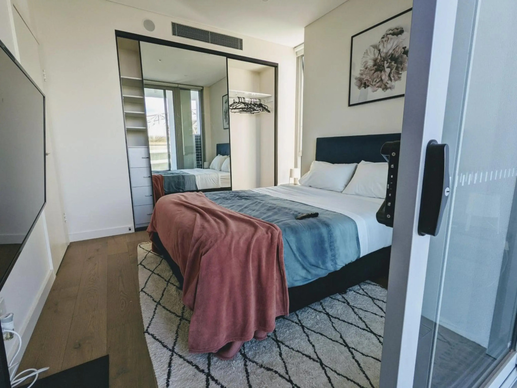Elegant 3-bed 2-bath, balcony, with pool included, NO PARTIES