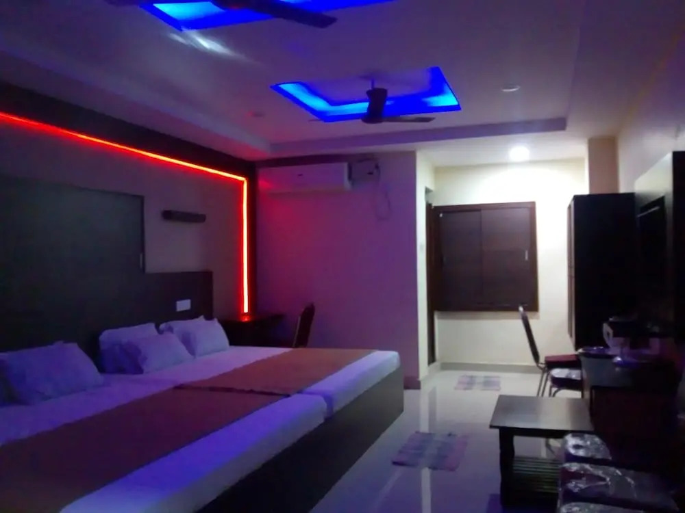 Divya Lodge & Hotel Rooms