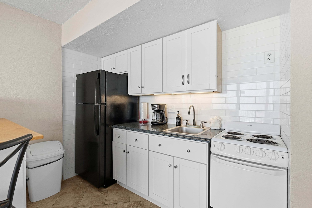 Hawaiian Inn 502