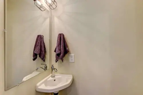JBH 115 W 2nd Apt #1