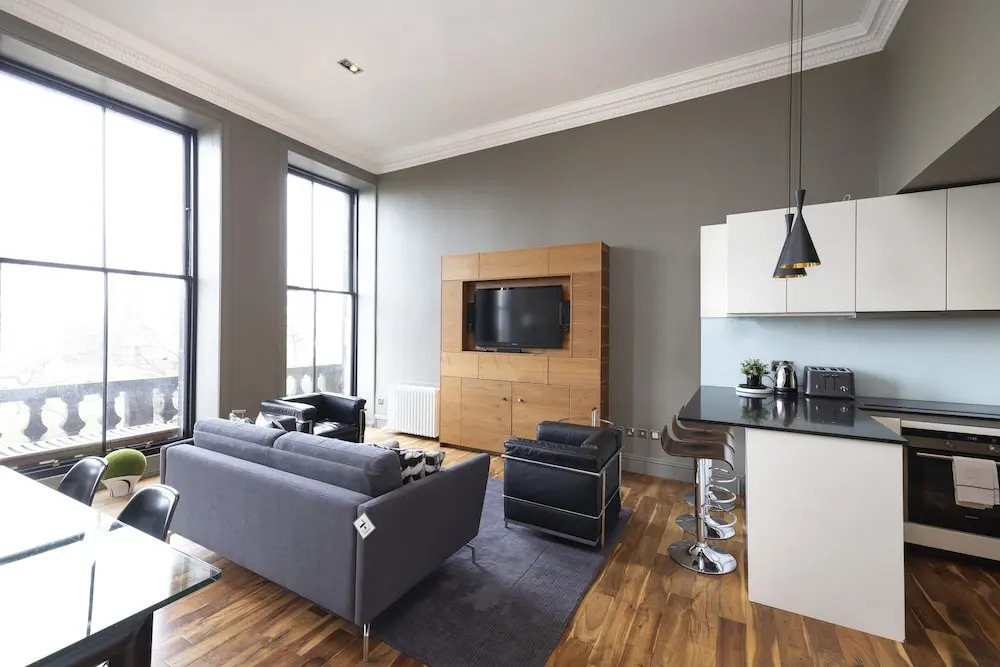 JOIVY Location, Location! North Bank Street Luxury Apt
