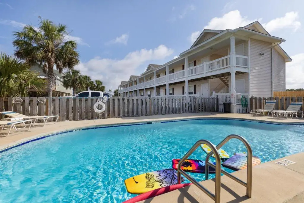 2bd 2ba 1st floor condo WALK TO BEACH
