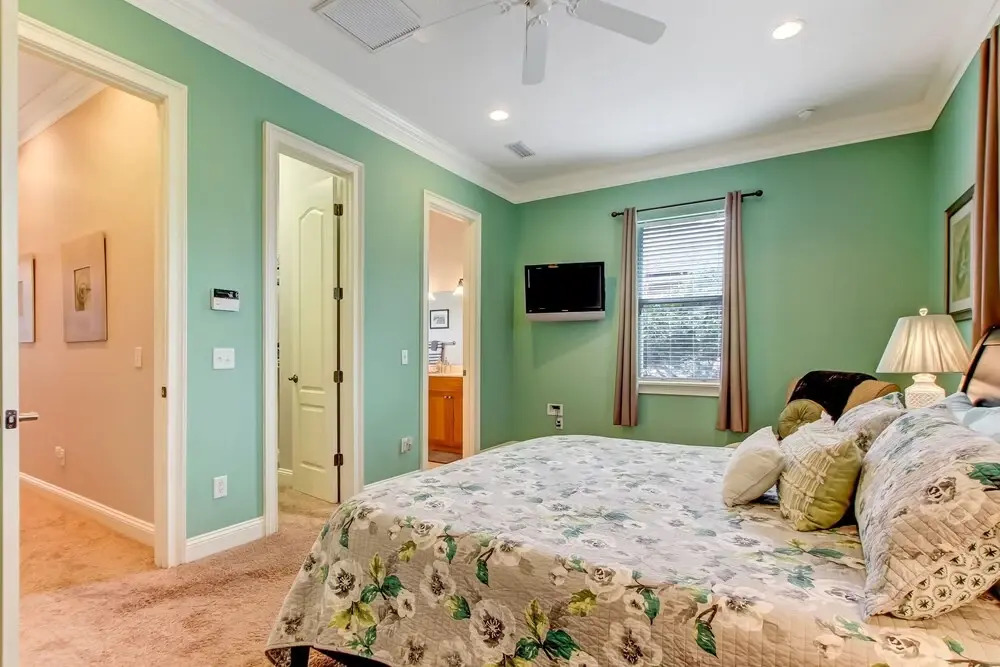 Spacious Townhome, 10 min to the Beach, Dogs OK!